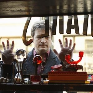 Nathan Fillion nell'episodio Poof! You're Dead di Castle