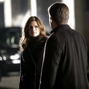 Stana Katic e Nathan Fillion in una scena dell'episodio Knockdown di Castle