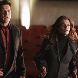 Stana Katic e Nathan Fillion in una scena dell'episodio Poof! You're Dead di Castle