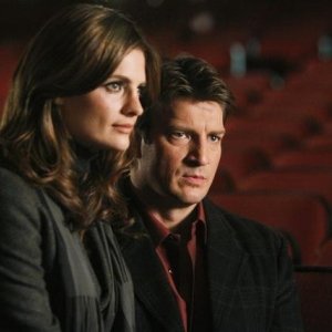 Stana Katic e Nathan Fillion nell'episodio Poof! You're Dead di Castle