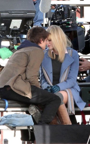 Una tenera immagine di Andrew Garfield ed Emma Stone sul set di Spider-Man