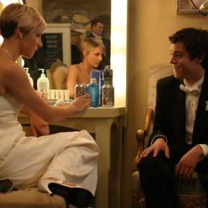 Samaire Armstrong e Adam Brody nell'episodio Il ballo di The O.C.