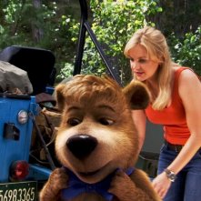 Anna Faris con Bubu in una scena del film Yogi Bear 3D
