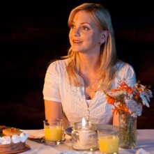 Anna Faris in una scena romantica del film Yogi Bear 3D