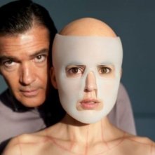 Antonio Banderas ed Elena Anaya in un'enigmatica immagine di La Piel que Habito