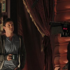 David Lyons in una scena dell'episodio Tarot di The Cape