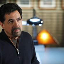 Joe Mantegna nell'episodio Into The Woods di Criminal Minds