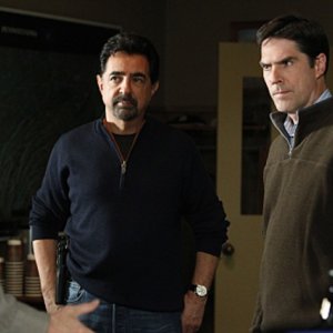 Joe Mantegna, Thomas Gibson e John Laughlin nell'episodio Into The Woods di Criminal Minds
