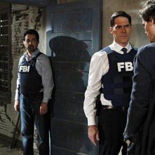 Joe Mantegna, Thomas Gibson e Matthew Gray Gubler nell'episodio Corazon di Criminal Minds