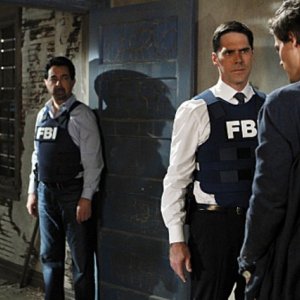 Joe Mantegna, Thomas Gibson e Matthew Gray Gubler nell'episodio Corazon di Criminal Minds