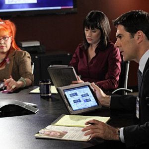 Kirsten Vangsness, Paget Brewster e Thomas Gibson nell'episodio Middle Man di Criminal Minds