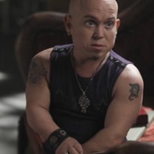 Martin Klebba nell'episodio Tarot di The Cape