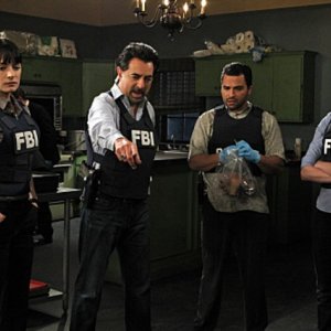 Paget Brewster, Joe Mantegna, Thomas Gibson, Manny Perez e Rachel Nichols nell'episodio Corazon di Criminal Minds