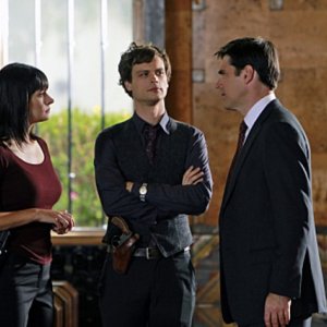 Paget Brewster, Matthew Gray Gubler e Thomas Gibson nell'episodio Reflection of Desire di Criminal Minds