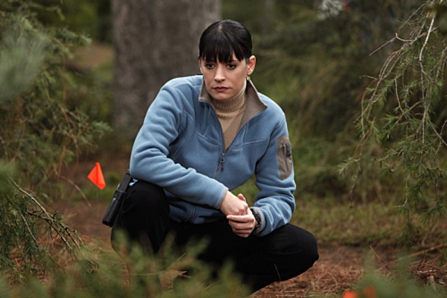 Paget Brewster nell'episodio Into The Woods di Criminal Minds