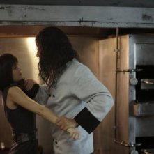 Raza Jaffrey e Summer Glau in una scena del pilot della serie The Cape