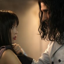 Raza Jaffrey e Summer Glau nel pilot della serie The Cape