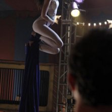 Summer Glau in una scena dell'episodio Tarot di The Cape