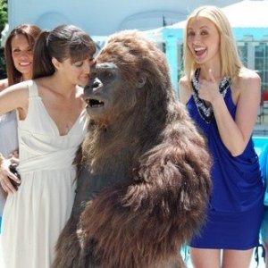 Victoria Cabello in una scena della sitcom web A un pelo dalla Victoria