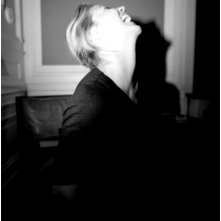 Zazie De Paris in un'immagine suggestiva del film Kill Me Please di Olias Barco