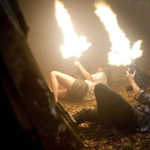 Allison Miller e Landon Liboiron sono Skye e Josh Shannon nella serie Terra Nova
