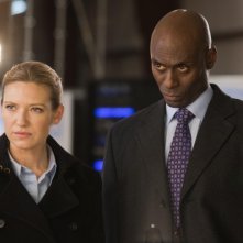Anna Torv e Lance Reddick nell'episodio Reciprocity di Fringe