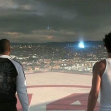 Donald Faison ed Eric Balfour (di spalle) nel film Skyline