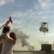 Eric Balfour e Scottie Thompson nella scena finale del film Skyline