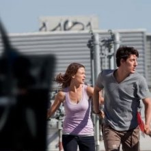 Eric Balfour in fuga con Scottie Thompson nel film Skyline