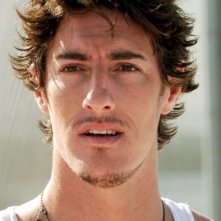 Eric Balfour in una scena del film Skyline