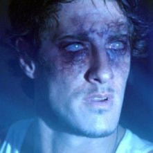 Eric Balfour nella morsa degli alieni nel film Skyline