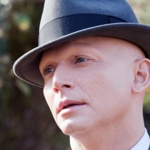 Il primo piano di un Osservatore nell'episodio Firefly di Fringe