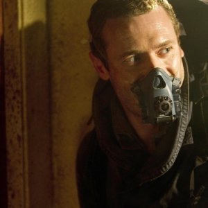 Jason O'Mara è Jim Shannon in una scena della serie Terra Nova