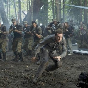 Jason O'Mara nel ruolo di Jim Shannon in una scena del pilot della serie Terra Nova