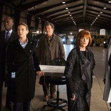 John Noble, Anna Torv, Lance Reddick, Blair Brown e Joshua Jackson in una scena dell'episodio Reciprocity di Fringe