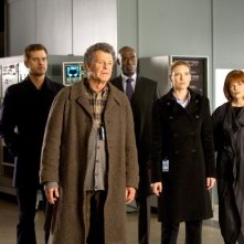John Noble, Anna Torv, Lance Reddick, Blair Brown e Joshua Jackson nell'episodio Reciprocity di Fringe