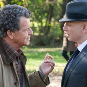 John Noble faccia a faccia con un Osservatore nell'episodio Firefly di Fringe
