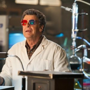 John Noble in una scena dell'episodio Firefly di Fringe