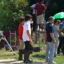 Matteo Degni e Fabio Testi (sotto l'ombrello) sul set di Al di la del lago