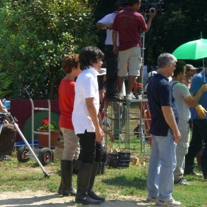 Matteo Degni e Fabio Testi (sotto l'ombrello) sul set di Al di la del lago