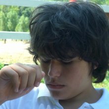 Matteo Degni si concede una pausa durante le riprese di Al di la del lago