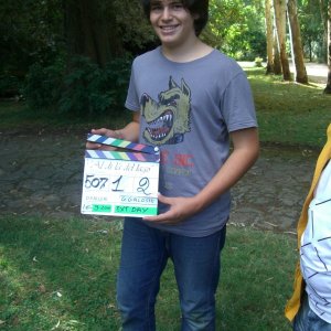 Matteo Degni sul set della serie Al di la del lago con il ciak