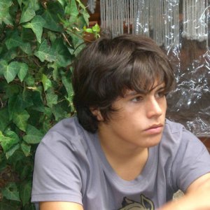 Matteo Degni sul set di Al di là del lago, durante una pausa