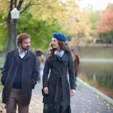 Paul Giamatti e Rosamund Pike in una scena suggestiva del film Barney's Version