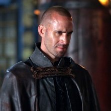 Joseph Fiennes nel ruolo del mago Merlino in Camelot