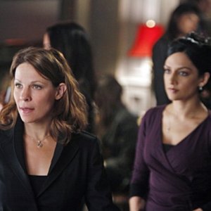 Archie Panjabi e Lili Taylor nell'episodio Poisoned Pill di The Good Wife
