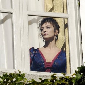 Francesca Cavallin alla finestra nella fiction Rossella