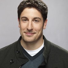 Jason Biggs è Ben Parr in una foto promozionale della serie Mad Love