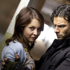 Lacey Turner ed Aidan Turner in una scena della stagione 3 di Being Human