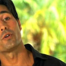 Maximiliano Hernando Bruno in una scena di Caribbean Basterds